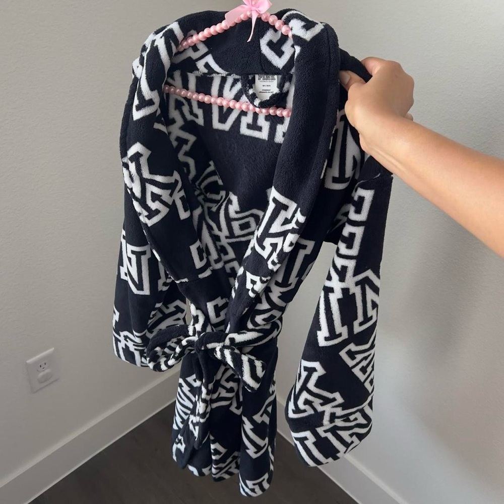 black and white Victoria's Secret PINK logo print bathrobe